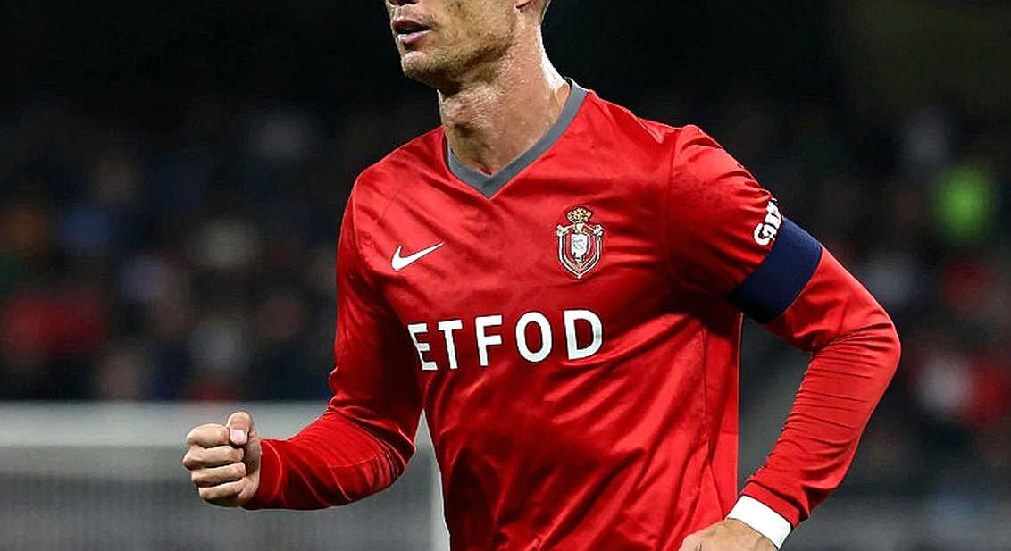 Tanaka và cú chạy về phía khung thành của chính mình