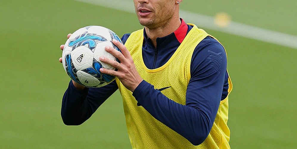 Luis Chávez Signs América Shirt: The Three Data Layers Behind a Photograph
