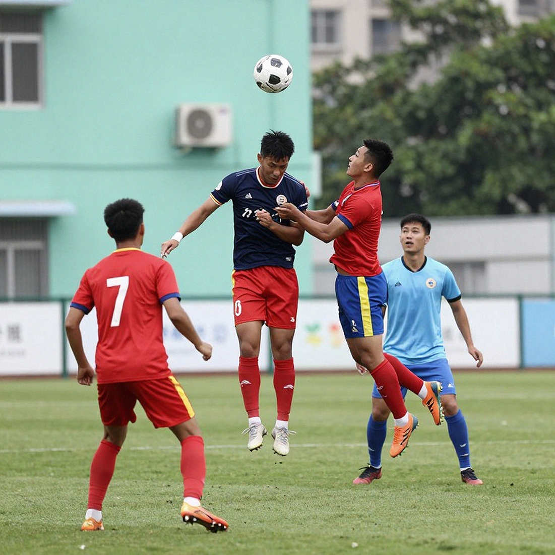 Bóng đá Việt Nam đang bán đi thứ nó chưa kịp sở hữu Bóng đá Việt Nam đang bán đi thứ nó chưa kịp sở hữu