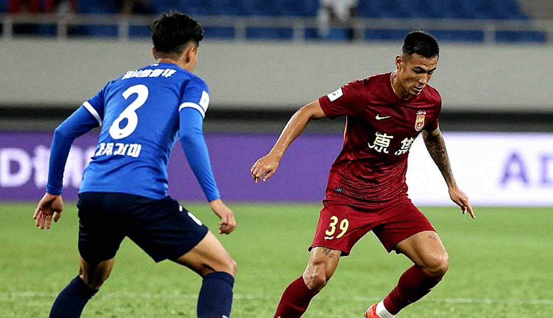 Segundo Castillo, bộ vest và hóa đơn sau cơn mưa